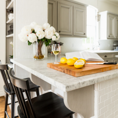 Black+windsor+chairs+in+white+marble+and+grey+cabinets+kitchen Black+windsor+chairs+in+white+marble+and+grey+cabinets+kitchen